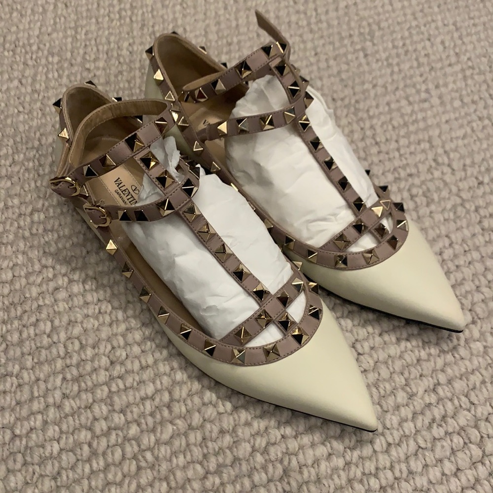 New never worn leather Valentino rockstud caged flat